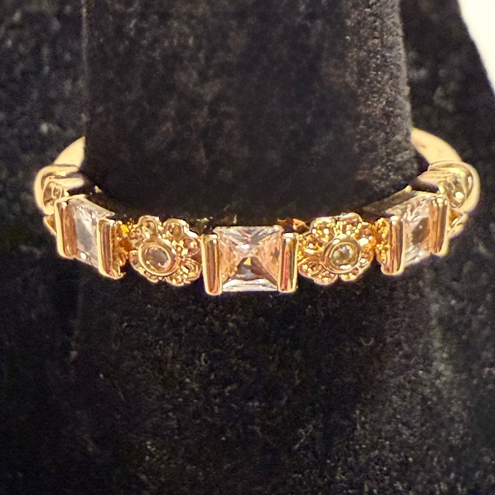 Ring - size 8-8.25 - gold tone w/ clear crystals - tiny daisies - New! - Picture 4 of 10
